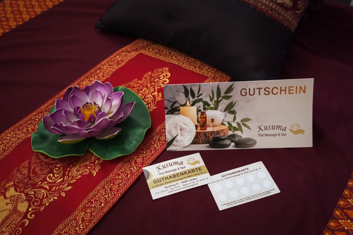Kusuma Thaimassage Gutschein und Guthabenkarten mit Lotusblüte auf rot-goldenem Stoff